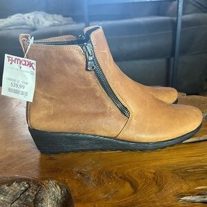 Studio Flexx Tan Leather Wedge Ankle Boots Round Toe Zip-Up Comfort Booties 8